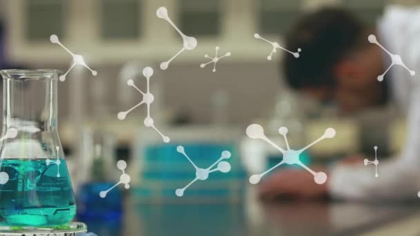 男性科学者や研究室のビーカーを回転する分子のアニメーション 実験の概念デジタルで生成されたビデオ — ストック動画