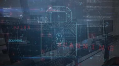 Dijital asma kilidin animasyonu, ofisteki bilgisayarlar üzerinde tarama ve uyarı. dijital güvenlik, veri ve iş güvenliği ve teknoloji konsepti dijital olarak oluşturulmuş video.