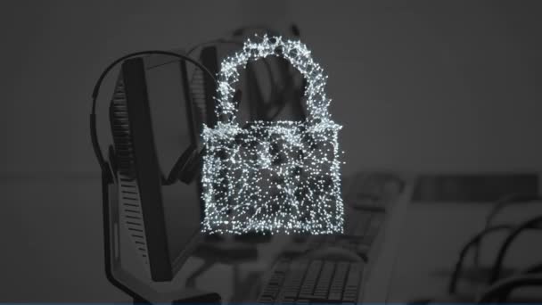在办公室的计算机上动画数字锁 数码保安 数据及商业安全及科技概念数码影片 — 图库视频影像