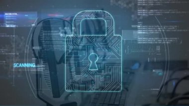 Ofisteki bilgisayarlardan dijital asma kilit ve veri işleme animasyonları. dijital güvenlik, veri ve iş güvenliği ve teknoloji konsepti dijital olarak oluşturulmuş video.