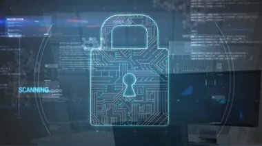 Ofisteki bilgisayarlar üzerinde entegre devreli dijital asma kilit animasyonu. dijital güvenlik, veri ve iş güvenliği ve teknoloji konsepti dijital olarak oluşturulmuş video.
