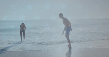 Kafkasyalı çiftin sahilde eğlenmesi üzerine yıldızların animasyonu. Romantik aşk, ilişki ve birliktelik kavramı dijital olarak oluşturulmuş video.