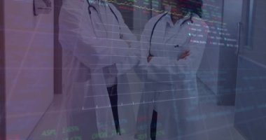 Çeşitli kadın ve erkek doktorların finansal verilerinin animasyonu. finans, ekonomi, tıp, sağlık ve teknoloji konsepti dijital olarak oluşturulmuş video.