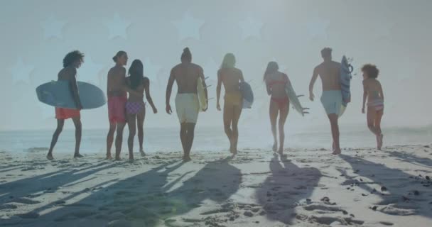 Animazione Stelle Sul Retro Diversi Amici Che Camminano Sulla Spiaggia — Video Stock