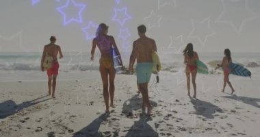 Sahilde sörf tahtalarıyla yürüyen farklı arkadaşlarının sırtındaki neon yıldızların animasyonu. Tatiller, tatiller ve arkadaşlık konsepti dijital olarak oluşturuldu.