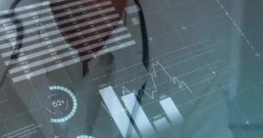 Kafkasyalı mutlu erkek doktor yerine finansal verilerin animasyonu. finans, ekonomi, tıp, sağlık ve teknoloji konsepti dijital olarak oluşturulmuş video.