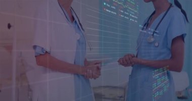 Çeşitli kadın doktorların konuşmaları üzerine finansal verilerin animasyonu. finans, ekonomi, tıp, sağlık ve teknoloji konsepti dijital olarak oluşturulmuş video.