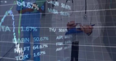 Çeşitli kadın ve erkek doktorların finansal verilerinin animasyonu. finans, ekonomi, tıp, sağlık ve teknoloji konsepti dijital olarak oluşturulmuş video.