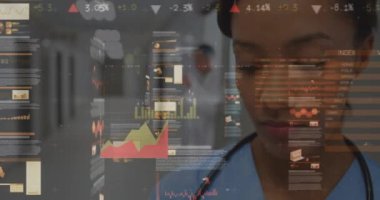 Melez kadın doktor yerine finansal verilerin animasyonu. finans, ekonomi, tıp, sağlık ve teknoloji konsepti dijital olarak oluşturulmuş video.