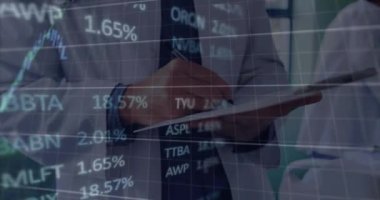 Kafkas erkek doktor yazıları yerine finansal verilerin animasyonu. finans, ekonomi, tıp, sağlık ve teknoloji konsepti dijital olarak oluşturulmuş video.