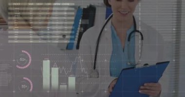 Kafkasyalı mutlu kadın doktorların konuşmaları üzerine finansal verilerin animasyonu. finans, ekonomi, tıp, sağlık ve teknoloji konsepti dijital olarak oluşturulmuş video.