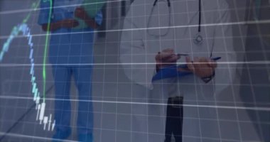 Çeşitli kadın ve erkek doktorların finansal verilerinin animasyonu. finans, ekonomi, tıp, sağlık ve teknoloji konsepti dijital olarak oluşturulmuş video.