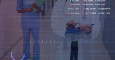 Çeşitli kadın ve erkek doktorların finansal verilerinin animasyonu. finans, ekonomi, tıp, sağlık ve teknoloji konsepti dijital olarak oluşturulmuş video.