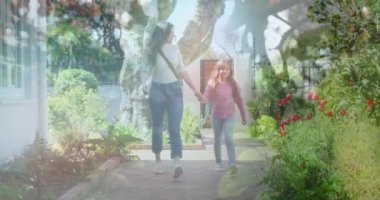 Kafkas anne ve kızının el ele tutuşup yürüdüğü uzun bir kadının birleşik videosu. Ulusal Yürüyüş Günü Farkındalığı