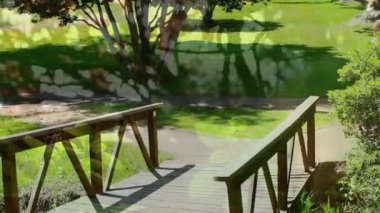 Uzun boylu kadın, köprüde el ele tutuşan beyaz anne ve kıza karşı. Ulusal Yürüyüş Günü Farkındalığı