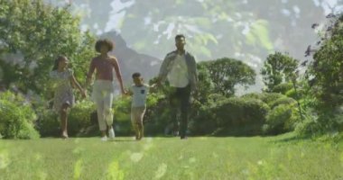 Afro-Amerikan ailesine karşı bahçede el ele tutuşan uzun bir kadının birleşik videosu. Ulusal Yürüyüş Günü Farkındalığı