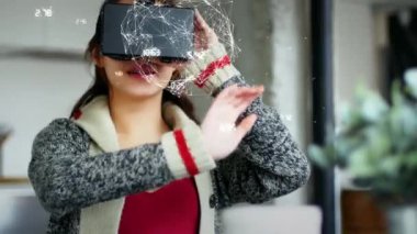 VR kulaklık kullanan beyaz iş kadınının üzerinde sayılarla şekillerin canlandırılması. küresel iş, finans, bağlantılar ve dijital arayüz konsepti dijital olarak oluşturulmuş video.