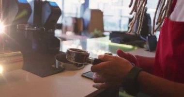 Kafede kahve hazırlayan melez adamın üzerindeki ışık lekelerinin animasyonu. küresel iş ve dijital arayüz kavramı dijital olarak oluşturulmuş video.