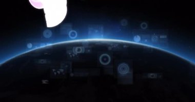 Siyah arkaplan üzerindeki dünya ile metin ve veri işlemesini başlatma animasyonu. Sosyal medya ve iletişim arayüzü kavramı dijital olarak oluşturulmuş video.