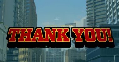 Şehrin her yerinde teşekkür mesajı ve veri işleme animasyonu. Sosyal medya ve iletişim arayüzü kavramı dijital olarak oluşturulmuş video.