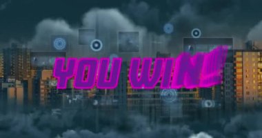 Sendeki animasyon şehir manzarası üzerinde metin ve veri işleme kazandırdı. Sosyal medya ve iletişim arayüzü kavramı dijital olarak oluşturulmuş video.