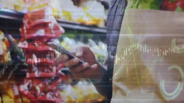 Dükkanda akıllı telefon kullanan melez bir adamın veri işleme animasyonu. küresel iş, finans, bağlantılar ve dijital arayüz konsepti dijital olarak oluşturulmuş video.