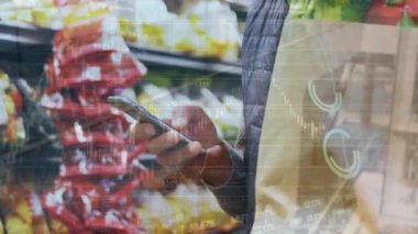 Dükkanda akıllı telefon kullanan melez bir adamın veri işleme animasyonu. küresel iş, finans, bağlantılar ve dijital arayüz konsepti dijital olarak oluşturulmuş video.