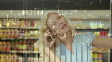 Dükkanda gülümseyen beyaz bir kadının akıllı telefondan konuşması üzerine veri işleme animasyonu. küresel iş, finans, bağlantılar ve dijital arayüz konsepti dijital olarak oluşturulmuş video.