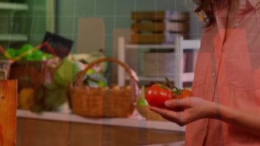 Dükkanda akıllı telefon kullanan gülümseyen beyaz kadının veri işleme animasyonu. küresel iş, finans, bağlantılar ve dijital arayüz konsepti dijital olarak oluşturulmuş video.