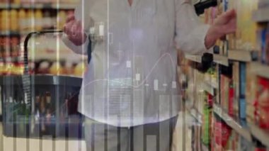 Kafkasyalı yaşlı bir kadının sepetle ilgili veri işleme animasyonu. küresel iş, finans, bağlantılar ve dijital arayüz konsepti dijital olarak oluşturulmuş video.