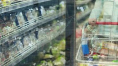 Dükkanda tramvayla gülümseyen beyaz bir kadının veri işleme animasyonu. küresel iş, finans, bağlantılar ve dijital arayüz konsepti dijital olarak oluşturulmuş video.