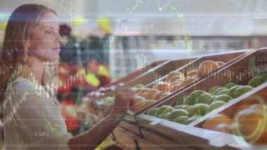 Mağazada meyve kokusu alan gülümseyen beyaz bir kadının veri işleme animasyonu. küresel iş, finans, bağlantılar ve dijital arayüz konsepti dijital olarak oluşturulmuş video.