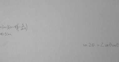 Matematiksel denklemlerin beyaz arka plandaki animasyonu. küresel bilim ve dijital arayüz kavramı dijital olarak oluşturulmuş video.