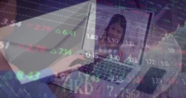 Asyalı iş kadınının video görüşmesi ile ilgili veri işleme animasyonu. küresel iş, finans ve dijital arayüz kavramı dijital olarak oluşturulmuş video.