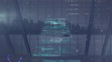 Şehir manzarası üzerinde veri işleme animasyonu. küresel iş ve dijital arayüz kavramı dijital olarak oluşturulmuş video.