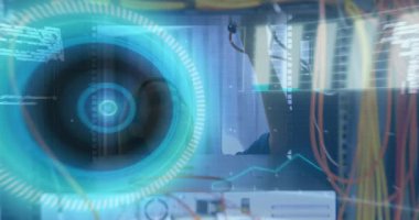 Beyaz kadının sunucu odasını incelemesi ile ilgili veri işleme animasyonu. küresel teknoloji ve dijital arayüz kavramı dijital olarak oluşturulmuş video.