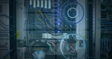 Sunucu odasında veri işleme animasyonu. küresel teknoloji ve dijital arayüz kavramı dijital olarak oluşturulmuş video.