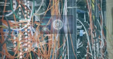 Sunucu odasında veri işleme animasyonu. küresel teknoloji ve dijital arayüz kavramı dijital olarak oluşturulmuş video.