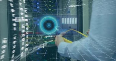 Beyaz kadının sunucu odasını incelemesi ile ilgili veri işleme animasyonu. küresel teknoloji ve dijital arayüz kavramı dijital olarak oluşturulmuş video.