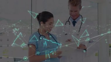 Çeşitli kadın hemşire ve erkek doktor konuşmalarında şekillerle bağlantı ağının animasyonu. küresel tıp ve dijital arayüz kavramı dijital olarak üretilen video.