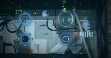 Beyaz adamın sunucu odasını inceleyerek veri işleme animasyonu. küresel teknoloji ve dijital arayüz kavramı dijital olarak oluşturulmuş video.