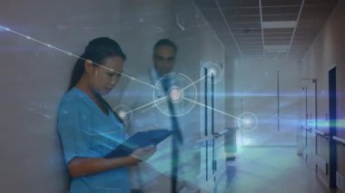 Çeşitli kadın hemşire ve erkek doktor konuşmaları üzerinden bağlantı ağının animasyonu. küresel tıp ve dijital arayüz kavramı dijital olarak üretilen video.