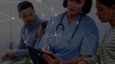 Kafkas kadın hemşirelerin hastalarla konuştuğu ağ bağlantılarının animasyonu. küresel tıp ve dijital arayüz kavramı dijital olarak üretilen video.