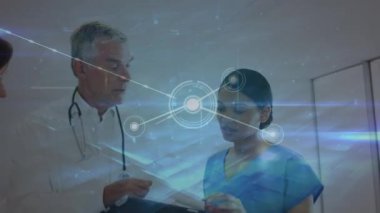 Çeşitli kadın hemşire ve doktorların konuşmaları üzerinden bağlantı ağının animasyonu. küresel tıp ve dijital arayüz kavramı dijital olarak üretilen video.