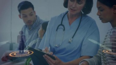 Kafkas kadın hemşirelerin hastalarla konuştuğu ikonlarla olan bağlantıların animasyonu. küresel tıp ve dijital arayüz kavramı dijital olarak üretilen video.