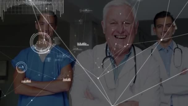 在笑容满面的高加索男医生双手交叉的基础上 建立起联系网络 全球医学和数字接口概念数字生成视频 — 图库视频影像