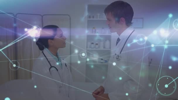 通过不同的女医生和男医生之间的对话 建立起联系网络 全球医学和数字接口概念数字生成视频 — 图库视频影像