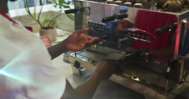 Kafede kahve hazırlayan melez adamın üzerindeki ışık lekelerinin animasyonu. küresel iş ve dijital arayüz kavramı dijital olarak oluşturulmuş video.