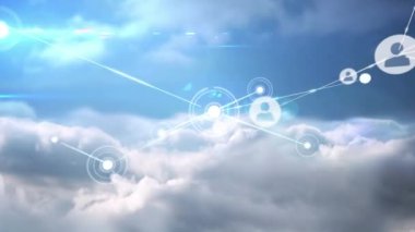 Gökyüzü ve bulutlar üzerinde insanlarla olan bağlantı ağının animasyonu. küresel ağlar, bağlantılar ve dijital arayüz konsepti dijital olarak oluşturulmuş video.