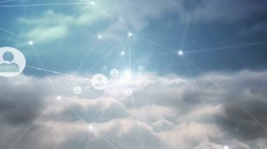 Bulutların üzerinde ve gökyüzünde parlayan noktalar olan insanlarla olan bağlantı ağının animasyonu. küresel ağlar, bağlantılar ve dijital arayüz konsepti dijital olarak oluşturulmuş video.